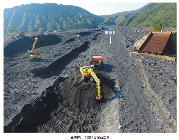 黒神川における除石工事の様子