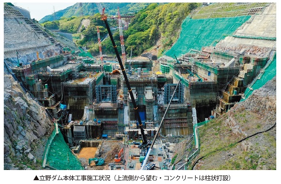 写真　立野ダム本体工事施工状況（上流側から望む・コンクリートは柱状打設）